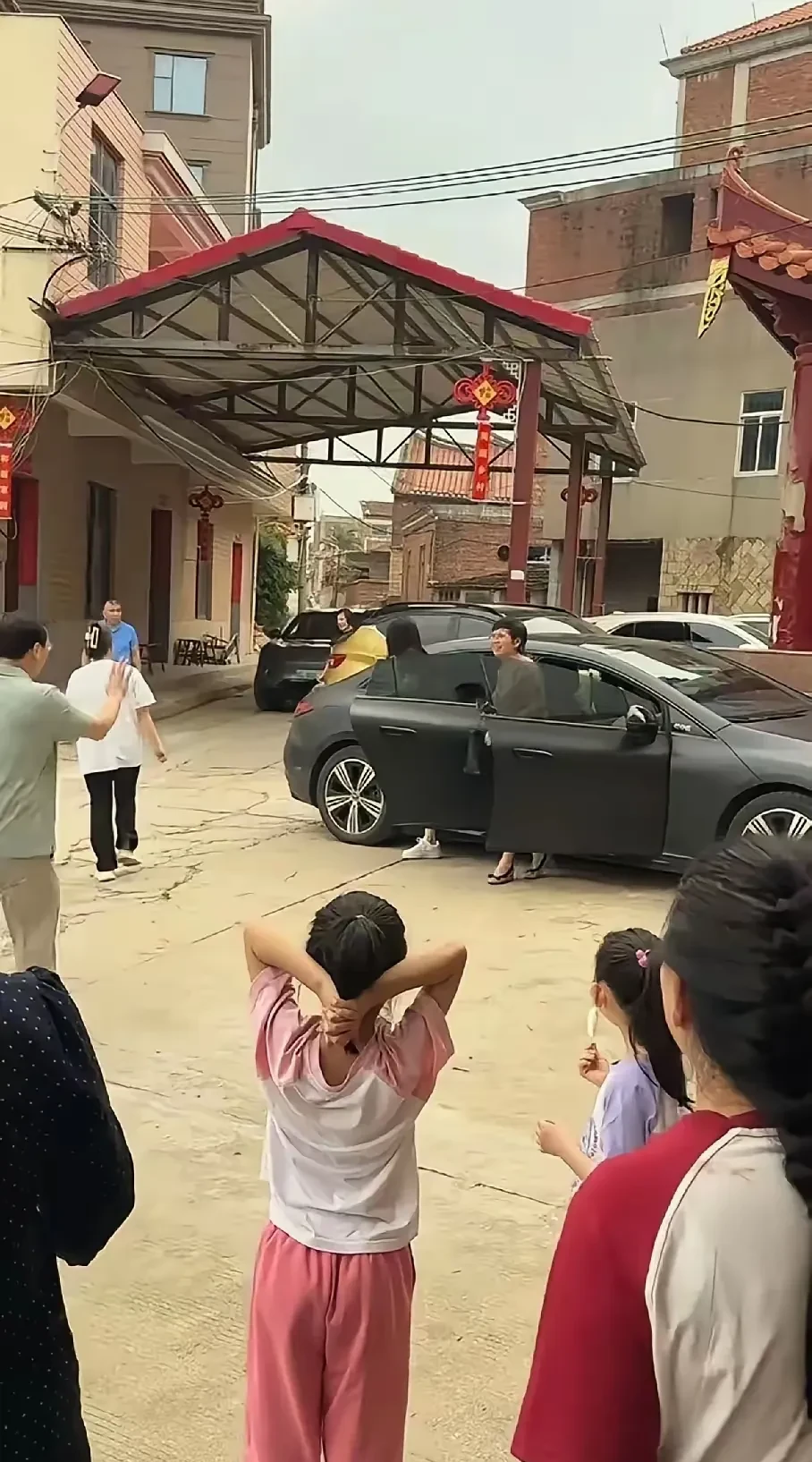 不过瑾汐养家那边特别热乎,老早就出来迎她们来了