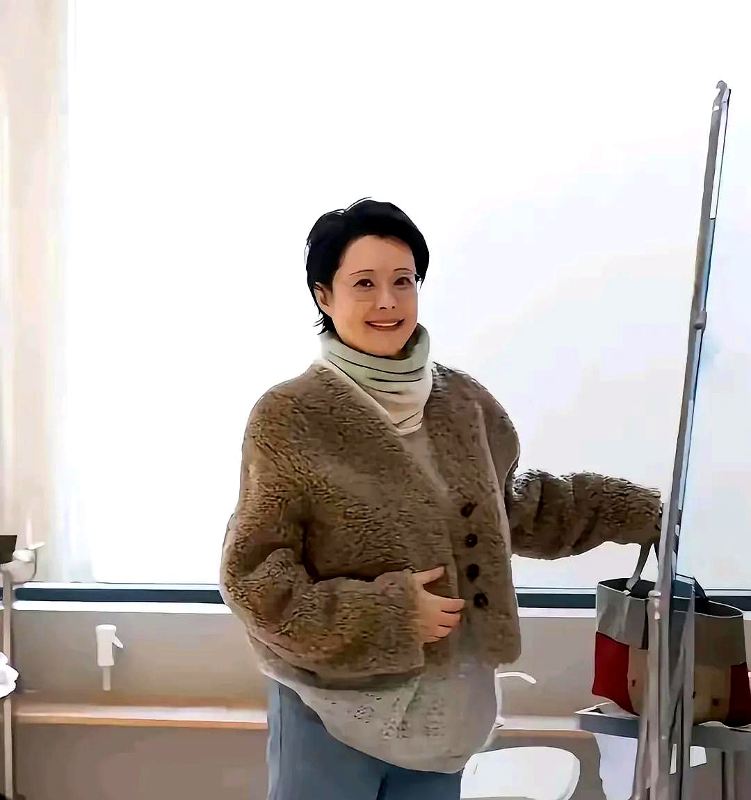 她曾经是中国影视圈的璀璨明星,凭借出众的外貌和精湛