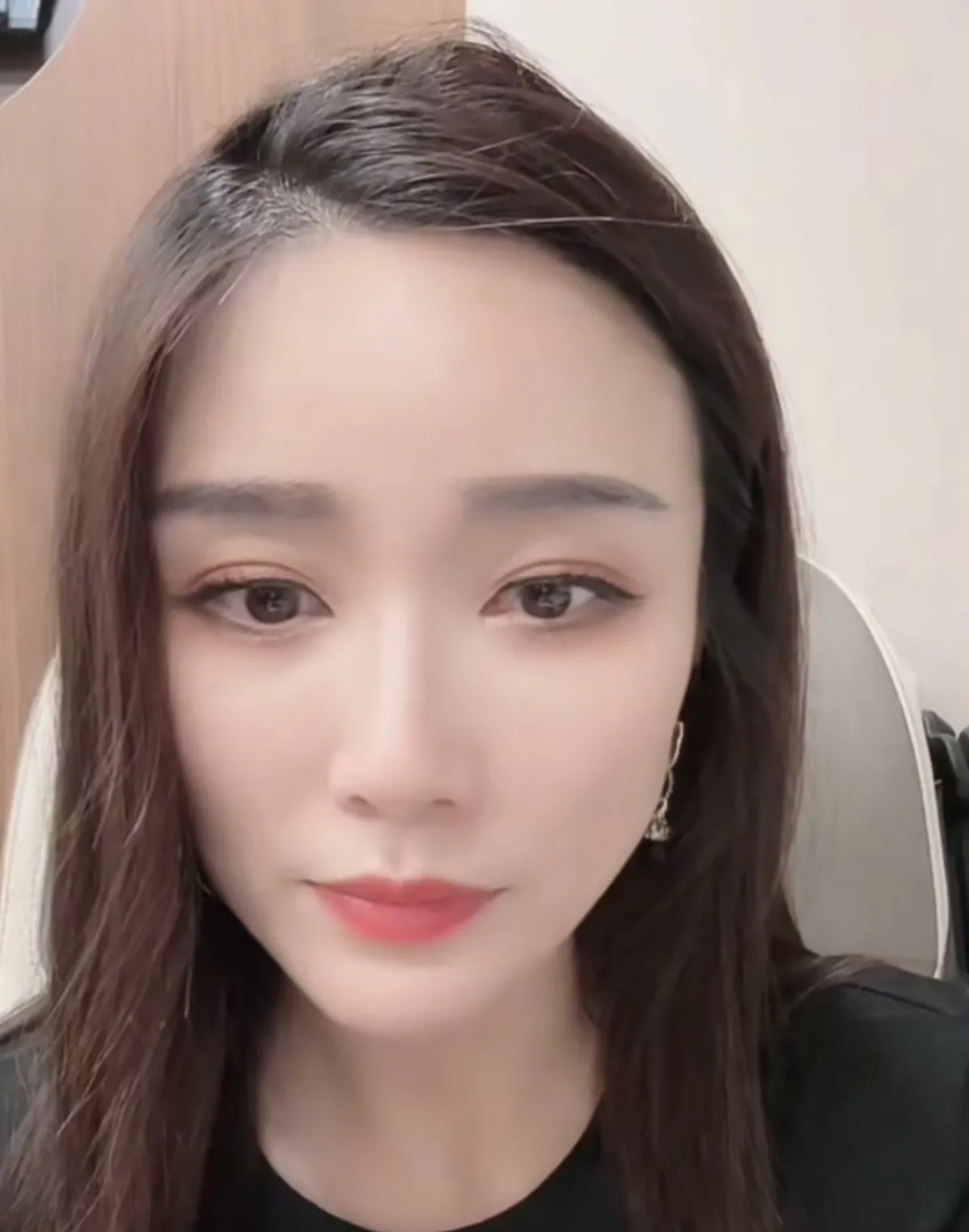 崔大笨联系红豆了,说儿子太胖得减肥,还聊了直播间里儿子给他出的馊