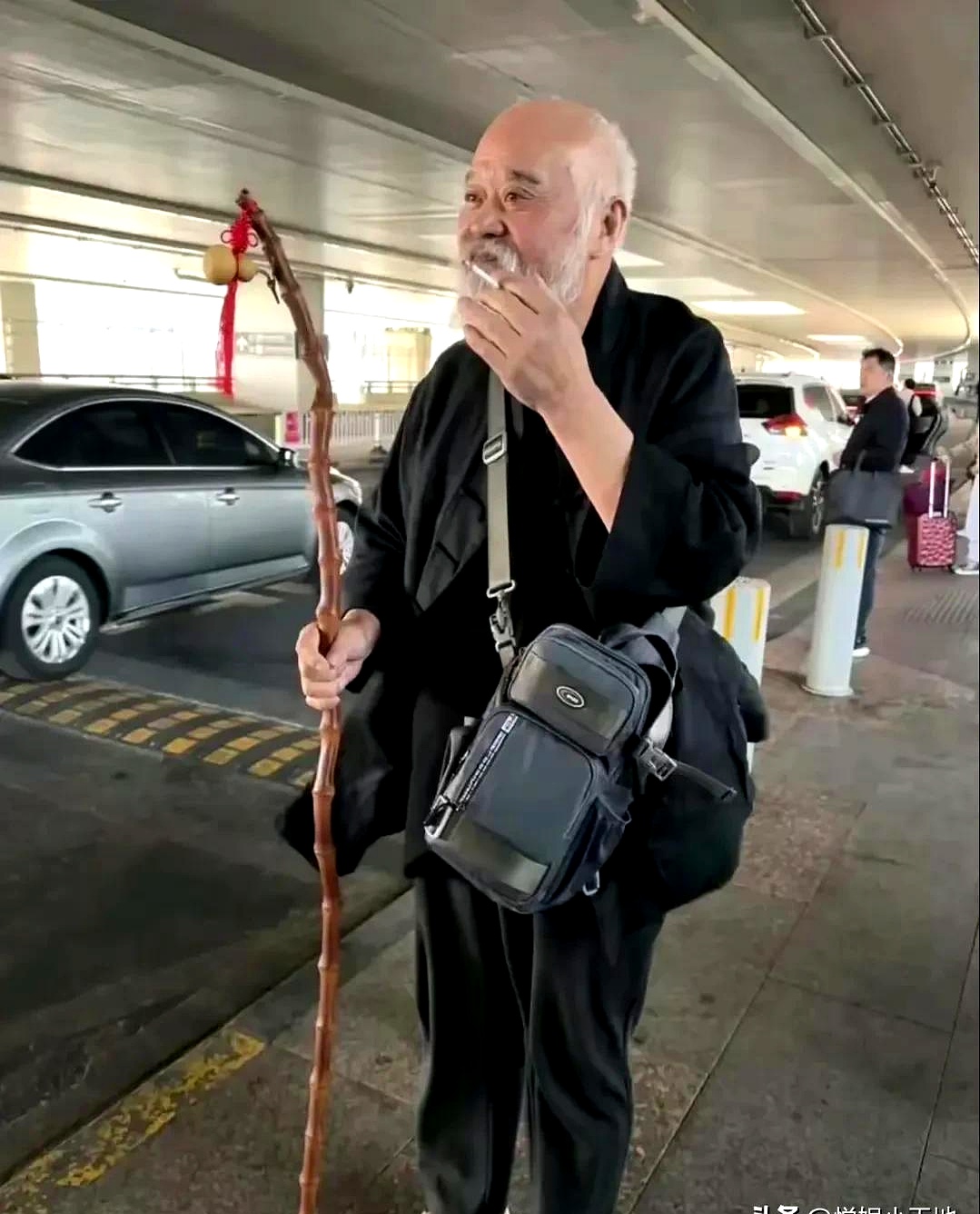 70岁的李琦拄着拐杖抽烟等车,像极了邻居家倔脾气的长辈,把"活明白