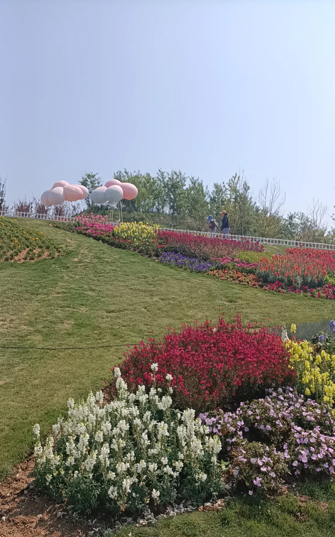 据他讲,每天的杂事特别多