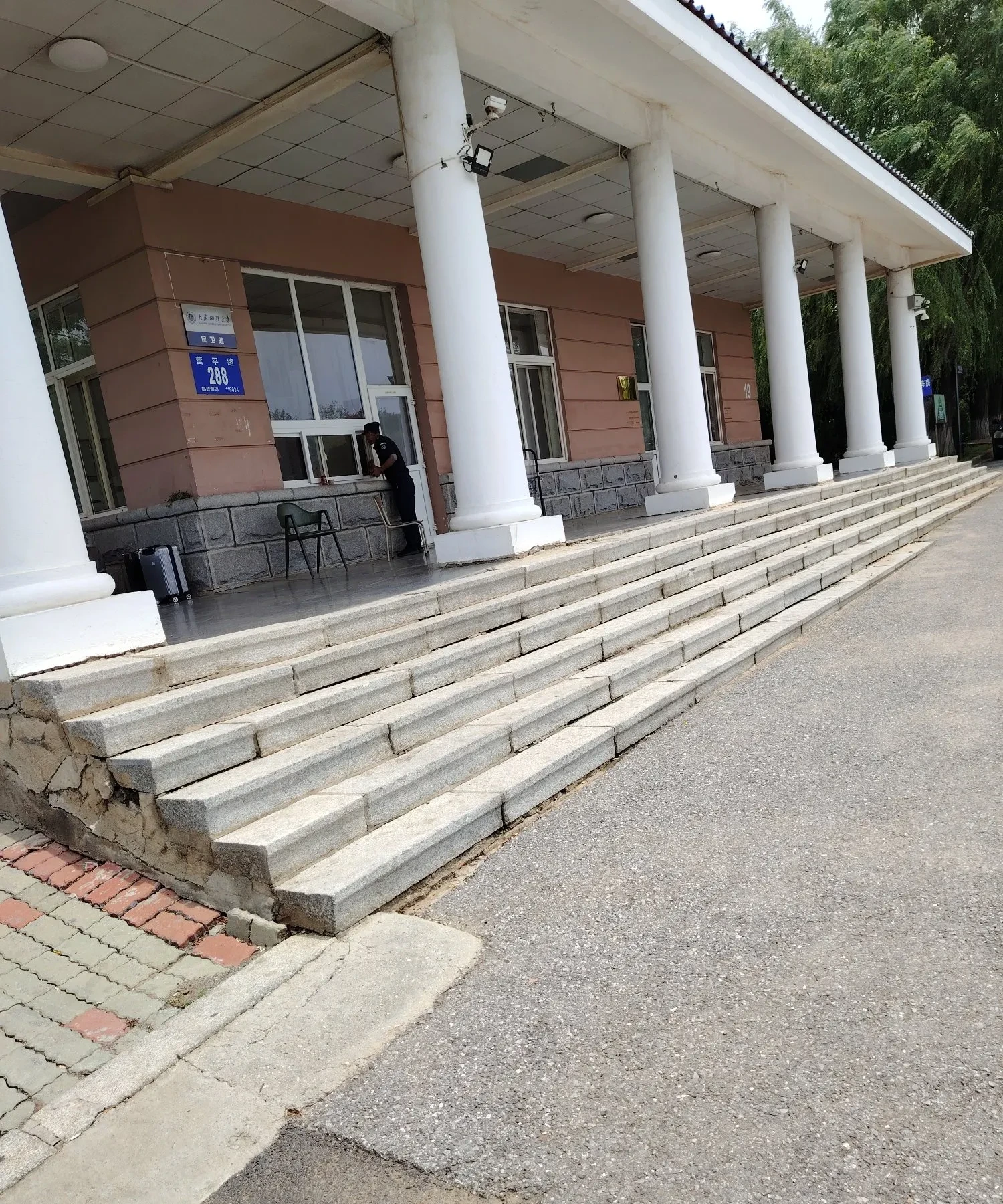 我说今天放假,不过得等我老公下班才能去接孩子们回来