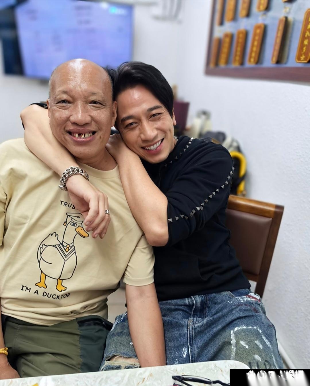 吴卓羲46岁生日和朋友庆祝,模样大变