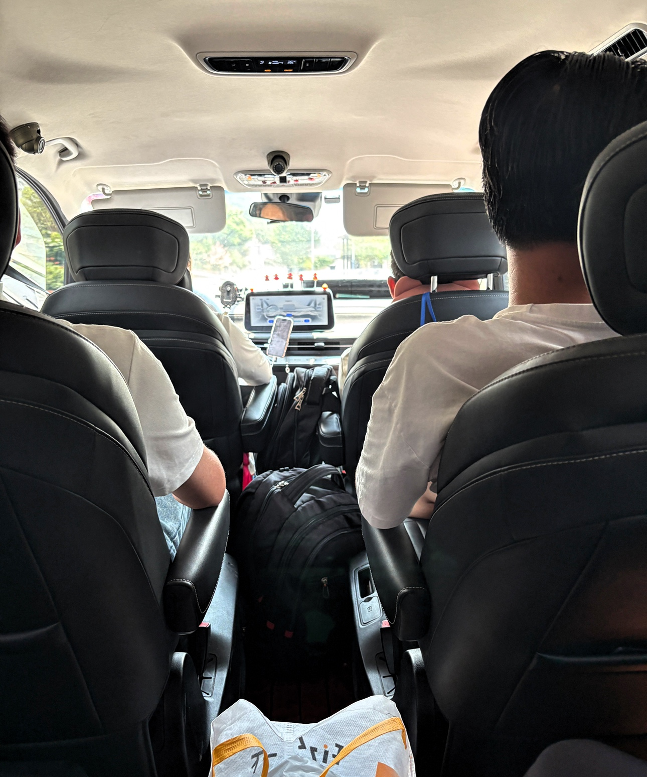 没有车,你需要走路,有个电瓶车也行,到乡里去坐公交车