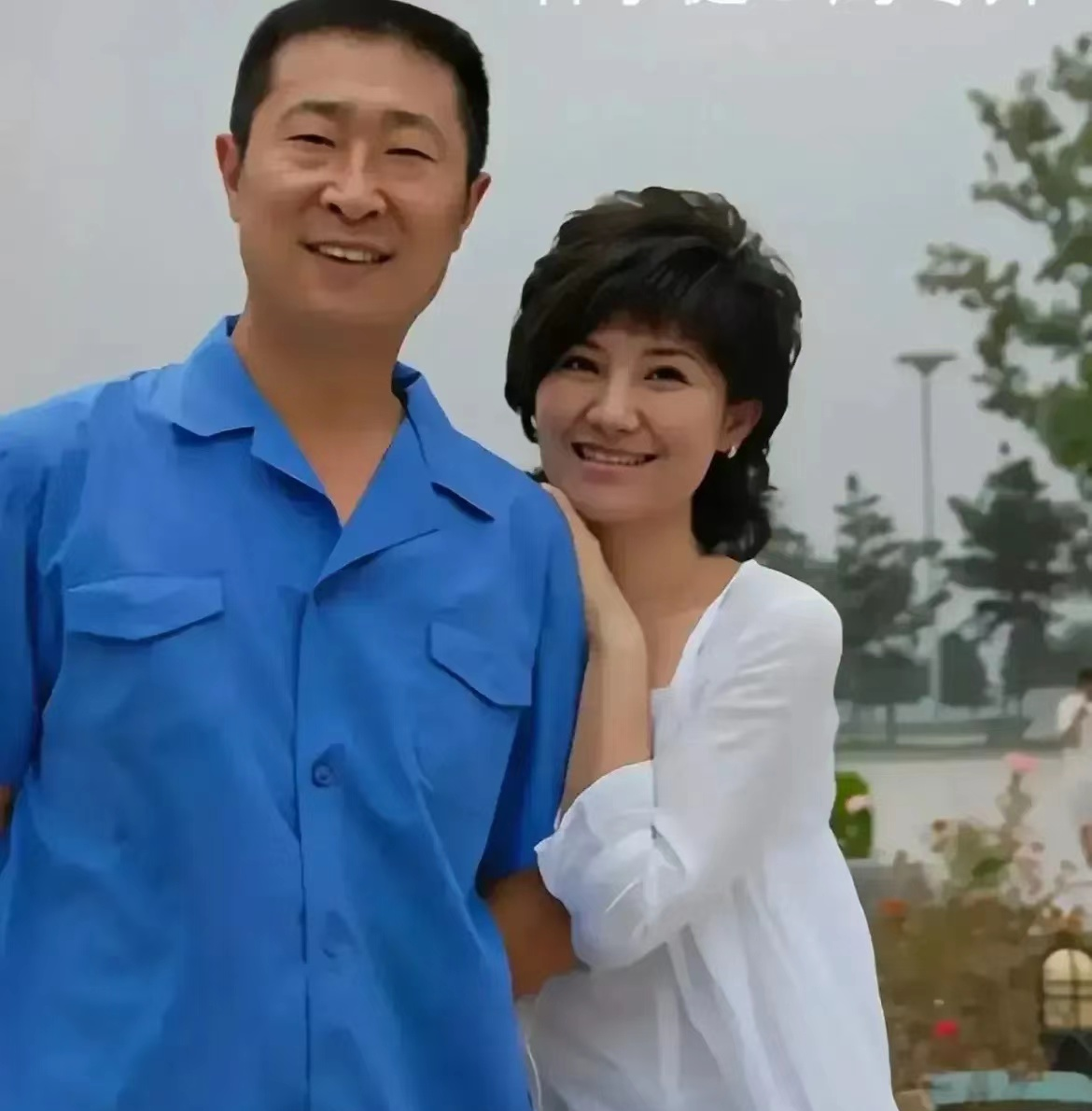 虽然他不太俊俏,但是妻子好漂亮