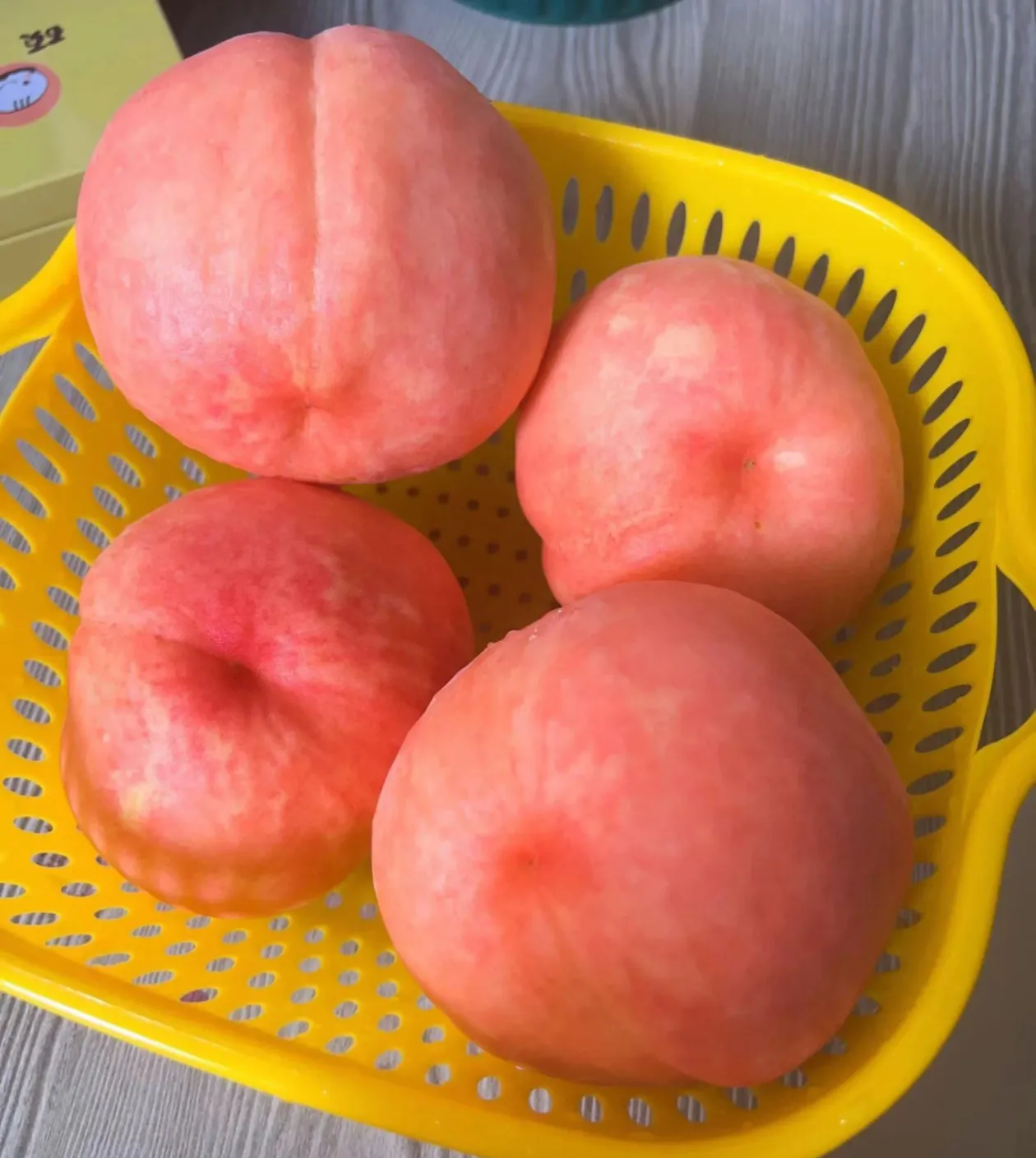 看着这些又大又红的桃子,最后还是买了几个