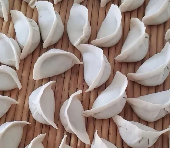 我进厨房一看,婆婆正忙着包饺子,你爸昨天就一直念叨着想吃冬瓜