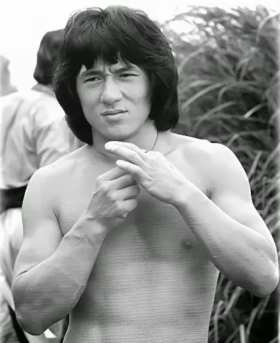 成龙一直对自己的身材挺有底气的,最巅峰那会儿,他身高173cm,体 575