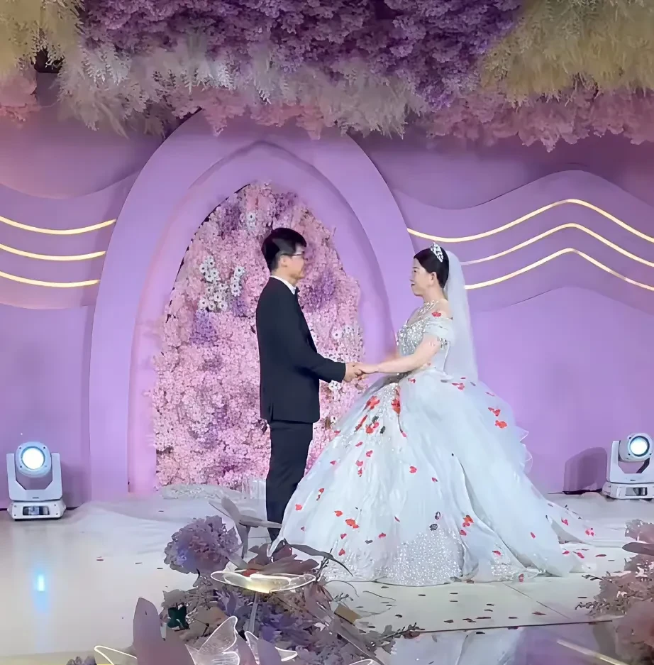 小志结婚弄得挺热闹的,毕竟他爸去世了,女方也没爹站出来,俩女人没有