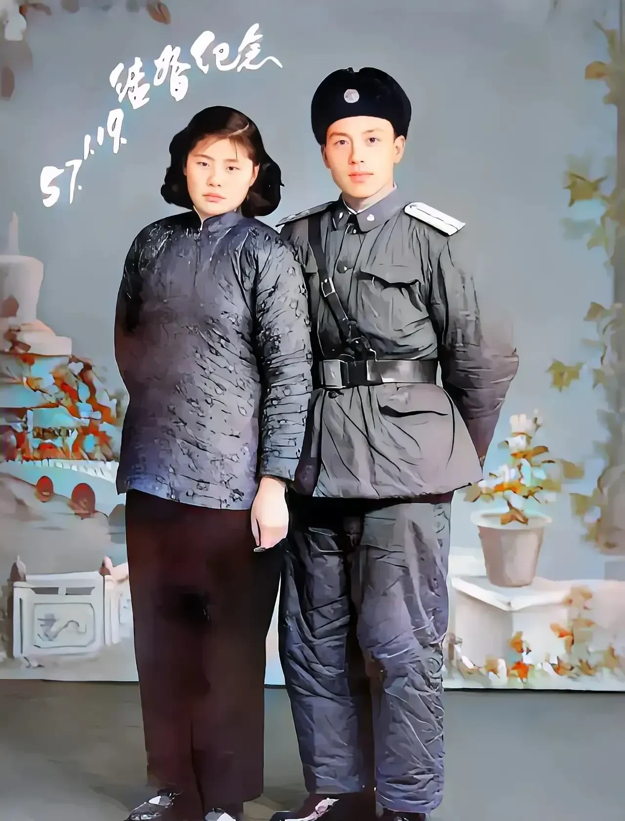 新郎穿着崭新整齐的军装,腰扎武装带,长相俊朗,玉树临风,英气逼人