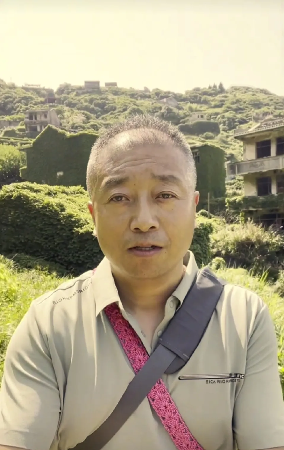 一走进这个地方,他就看到四周的房子都被绿植和爬山