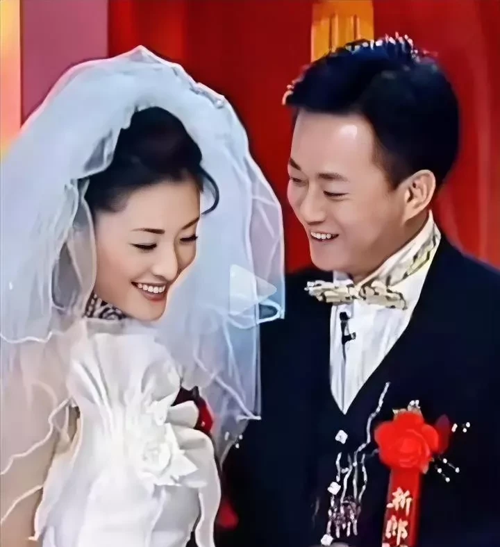 穿着白色婚纱的周涛,像是从天上来的仙女一样美丽,谁见了都爱,花儿