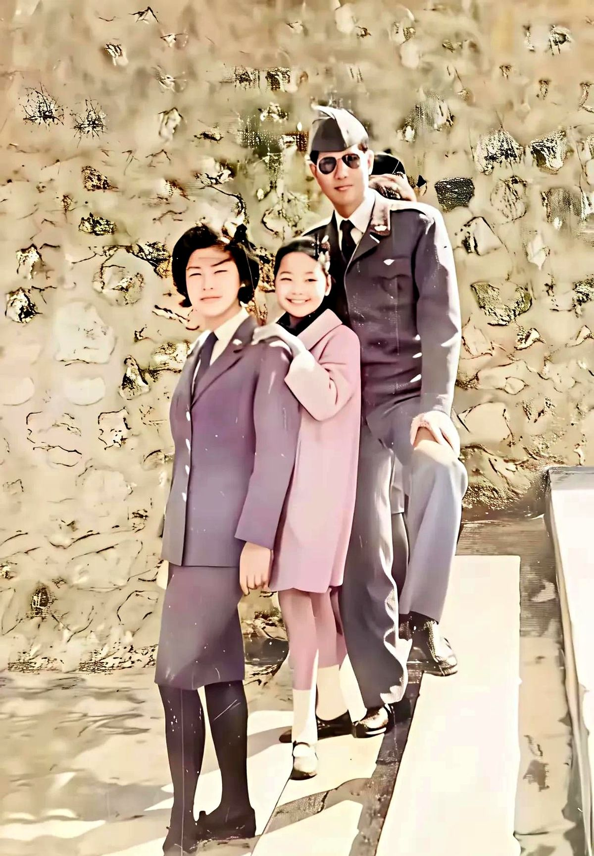 站在中间的这个女孩是邓丽君,那时候她还很小,看样子也就是十多岁的