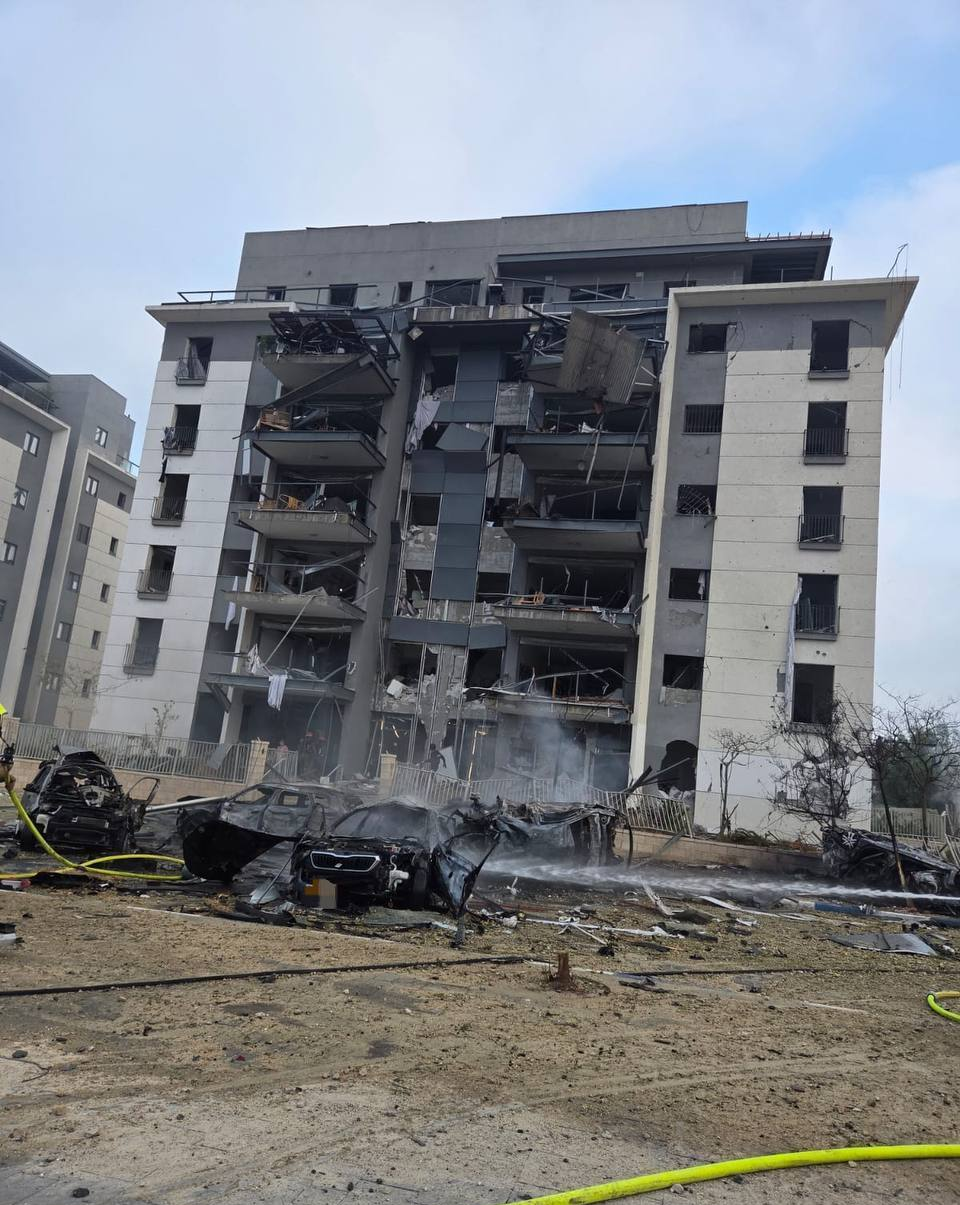 微软在内的科技园,爆炸的冲击波和导弹碎片把建筑和周围的车弄坏了
