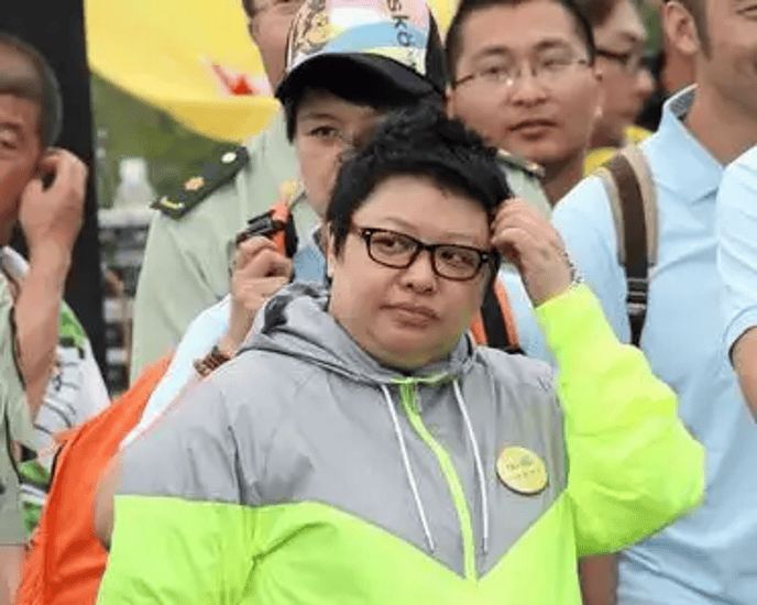 近日,韩红在综艺《闪光的夏天》成绩公布环节发现选手耳机中全是提示