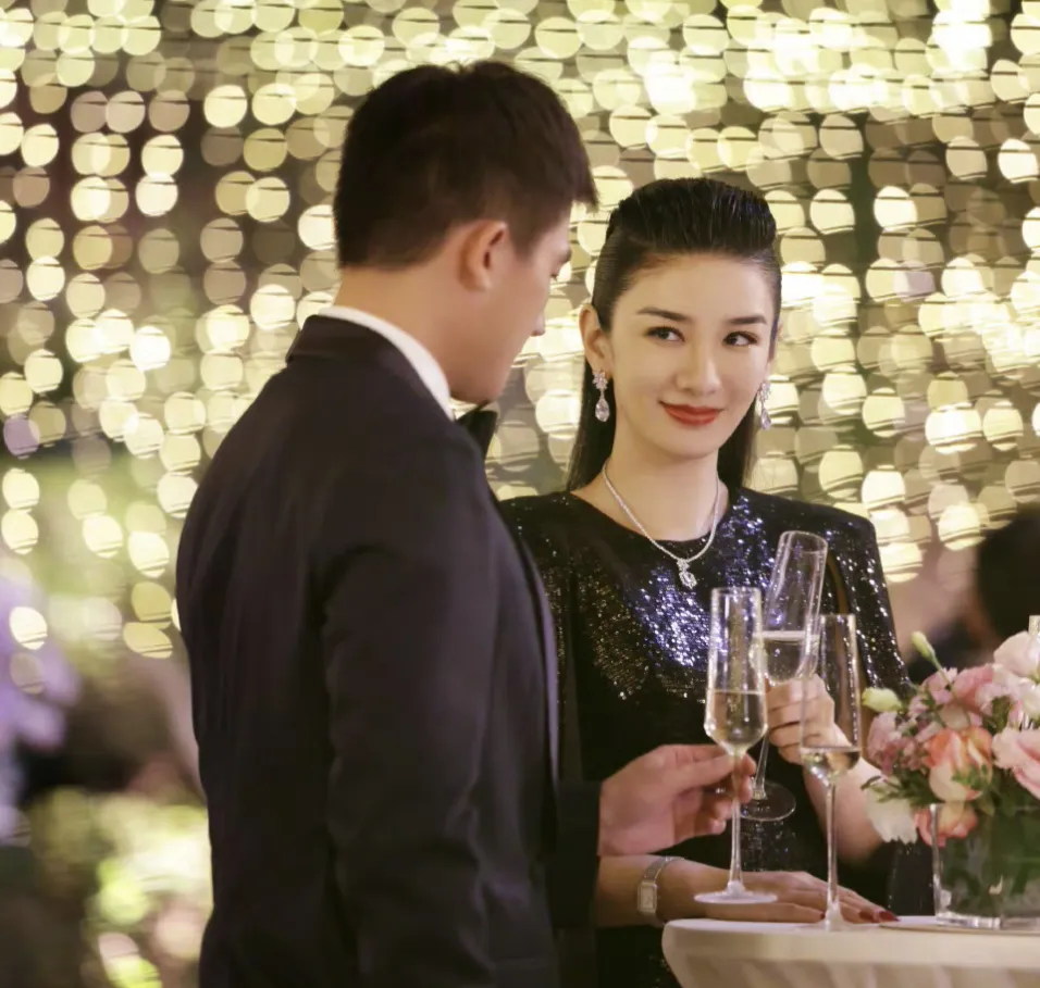 黄奕这是多久没上过桌了,《猎金游戏》票房破两亿就把她高兴坏了