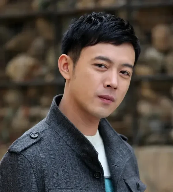 虽然《绝密较量》是张鲁一和高圆圆主演的,但我其实