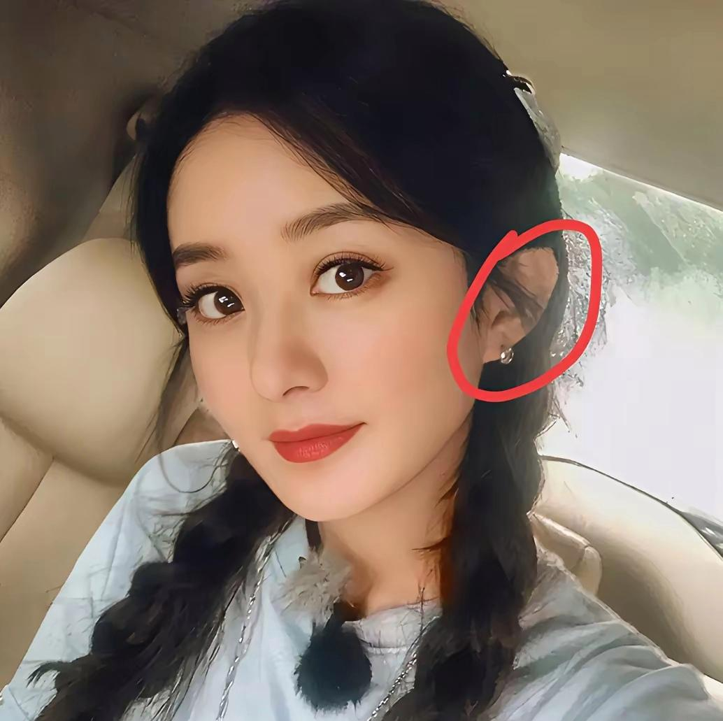 赵德胤拿着门禁卡进入赵丽颖的社区,帮赵丽颖带孩子,还一起出去玩