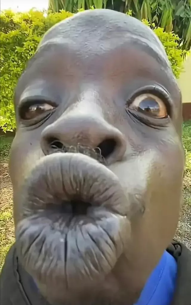 游客去景区玩,本来想好好放松,结果被猴子袭击了