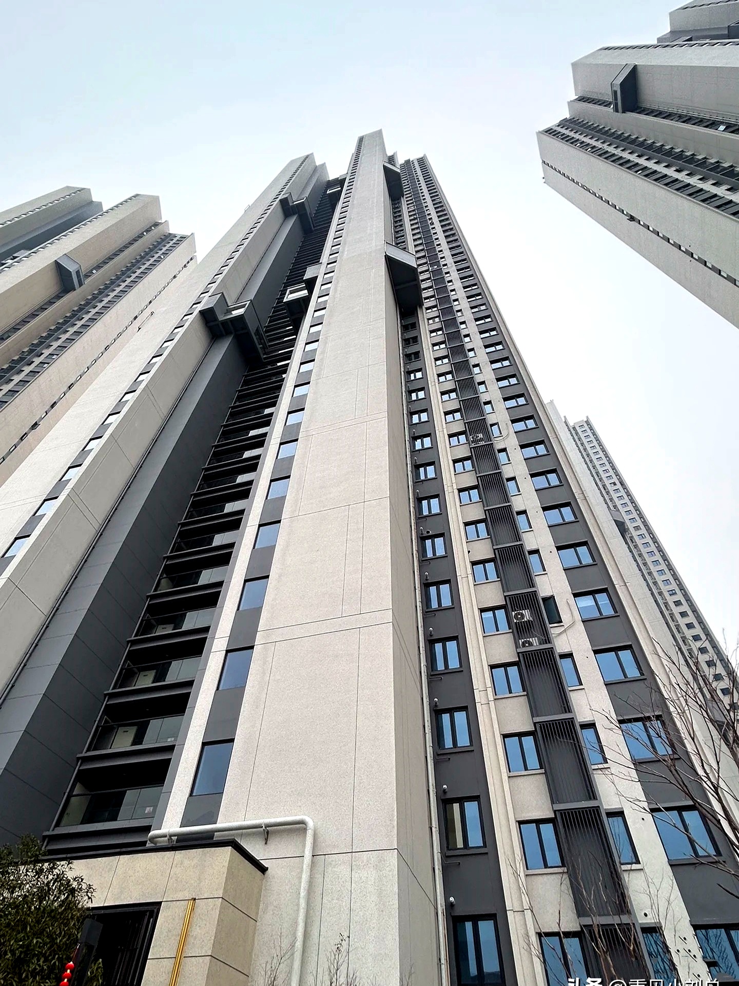 买的时候觉得挺划算的,13楼视野开阔,阳光充足,还比较安静,夏天也不