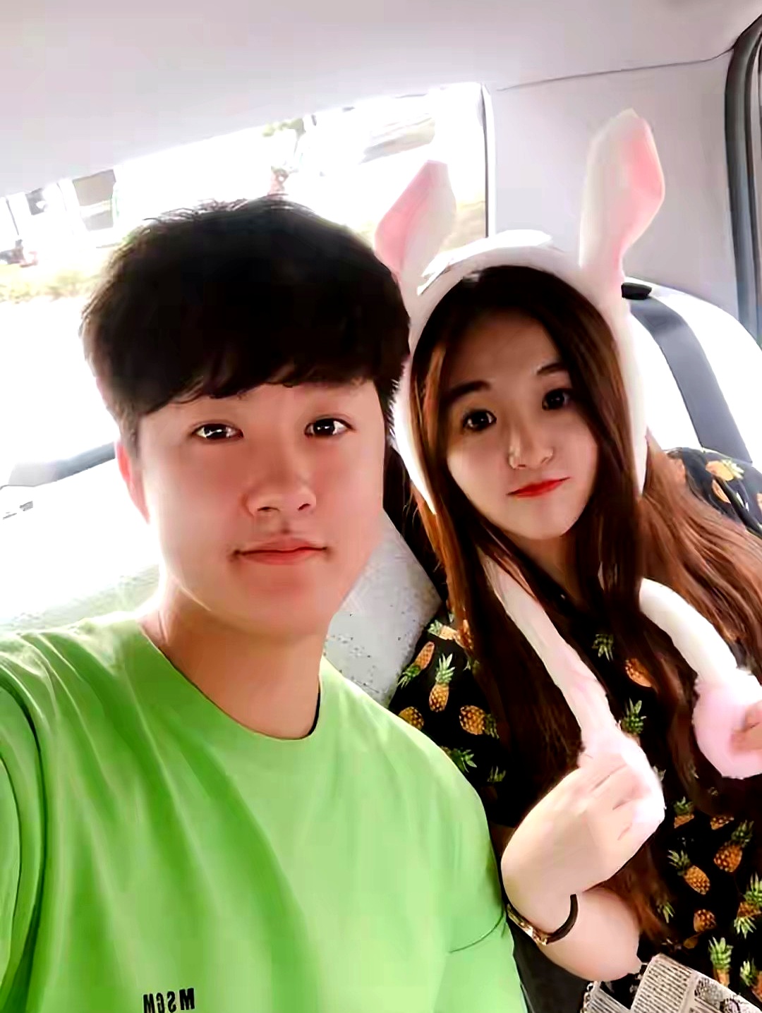 王宁26岁的女儿王逸宸最近传出二胎流产的消息让人十分心疼