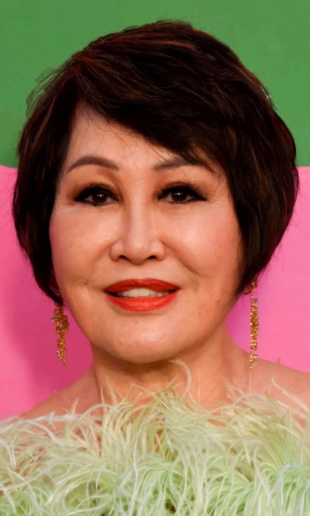 靳羽西家里挺有钱的,算是富三代吧,但她爷爷才是家里第一个厉害角色