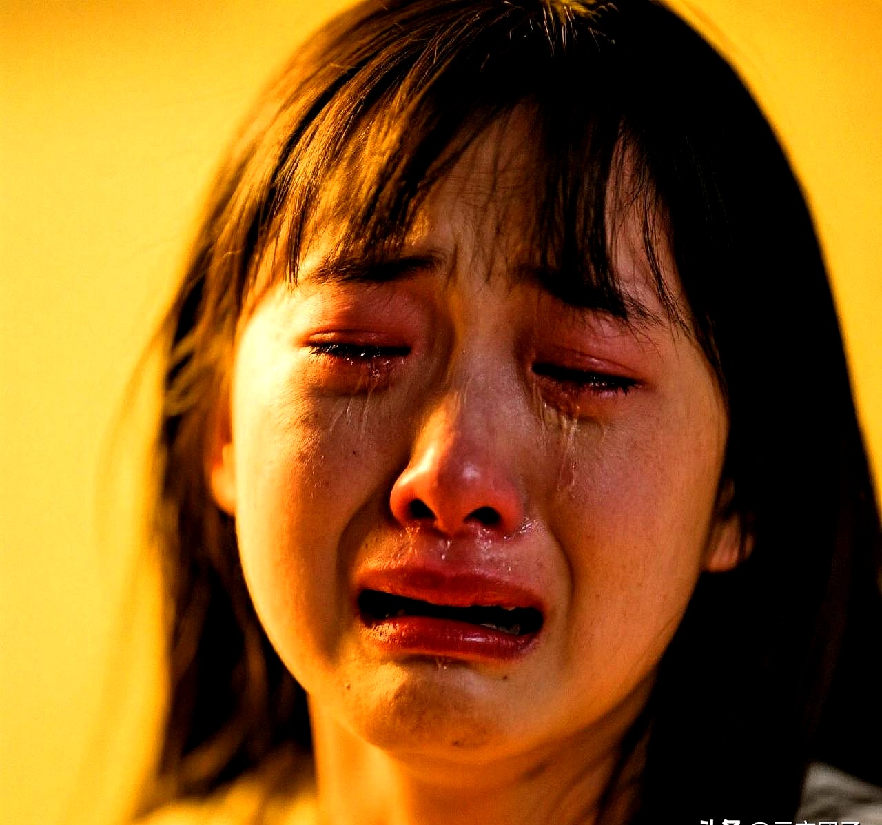 现在竟然在破旧的草屋里拍视频哭泣,说"这里的日子比我想的还要难过