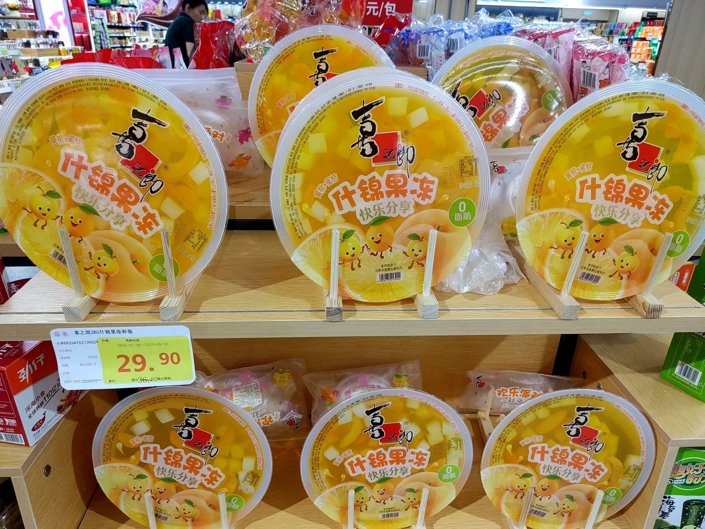 今天我陪麻团儿去商场逛,他想换个拍照厉害的手机