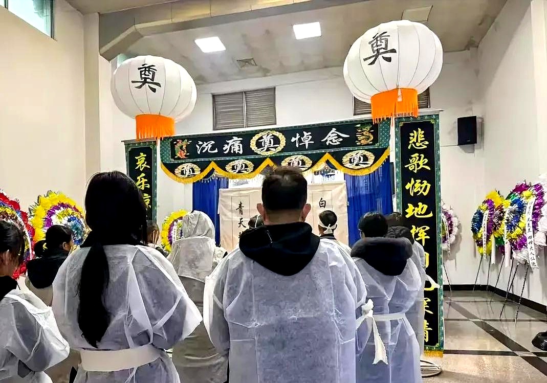 丈夫陪伴她奋斗了一辈子,她却连最后一程都没有送完. 殡仪馆