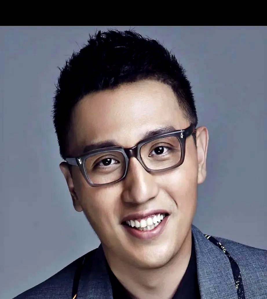 朱丹表现出讨好男性的样子,一点都不奇怪,因为她一直以来似乎就是这样