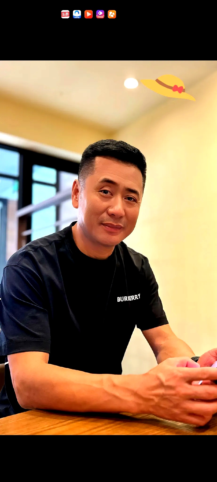 本来挺幸福的. 家里孙子孙女各一个,我正给儿子媳妇烧饭做家务