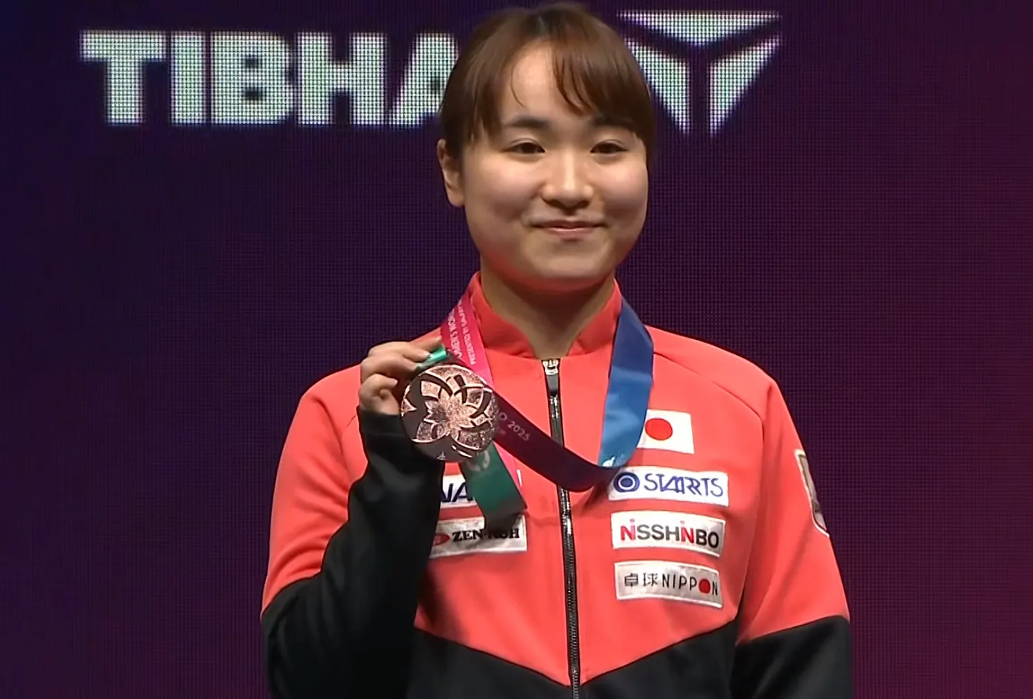 莎莎走向领奖台那一刻,伊藤美诚那小心翼翼握住莎莎手的模样,满脸笑