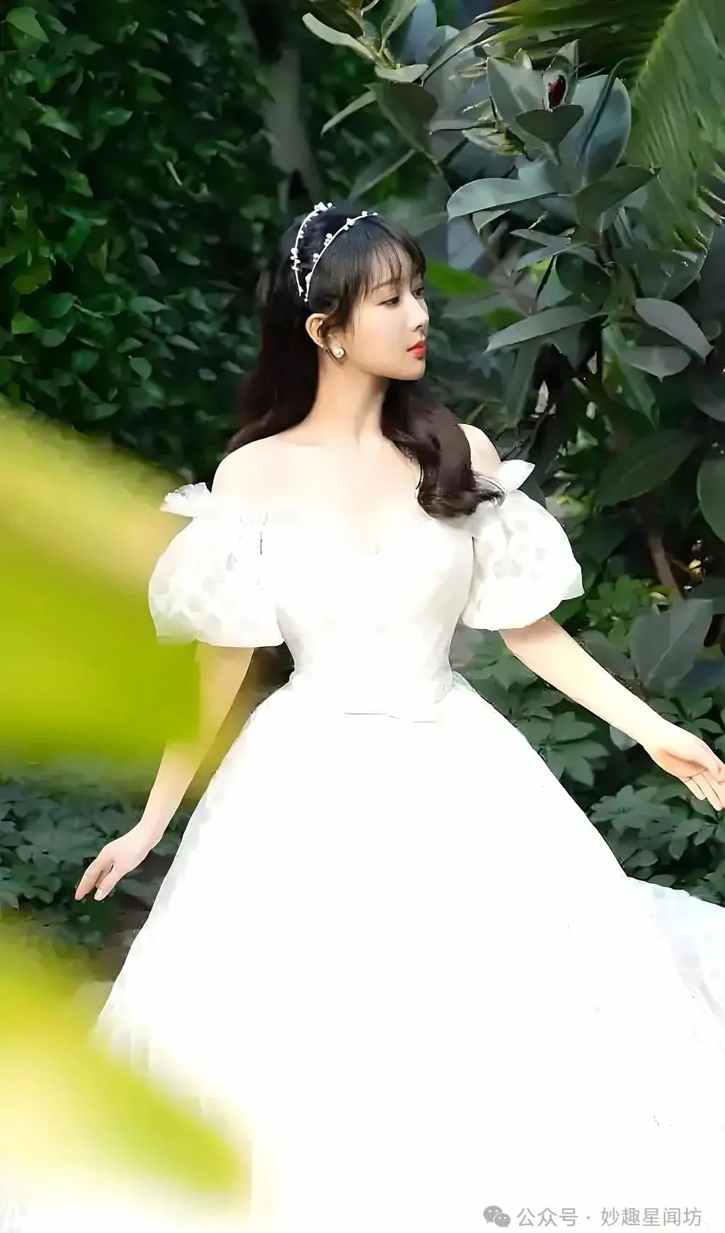 照片里的她披着长长的头纱,穿着梦幻的白色婚 杨紫婚纱照杨紫穿着白色