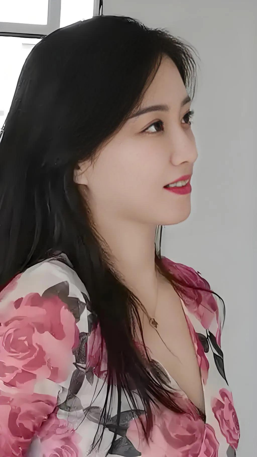 妮美女全身图片三妮一家四口照片下巴尖的美女图片山东三妮的真人照片