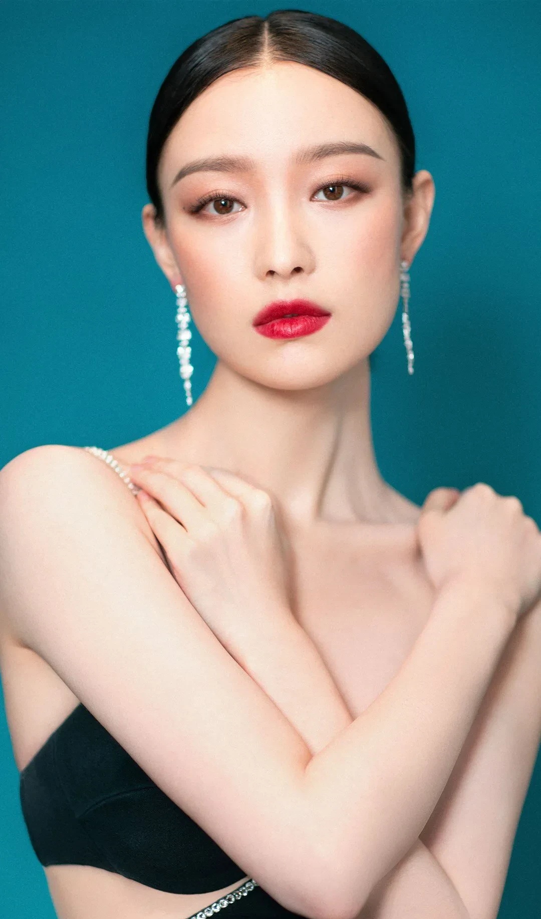 就是人衣合一当倪妮凹凸有致的曼妙身材遇上这款高贵修身的镂空礼服