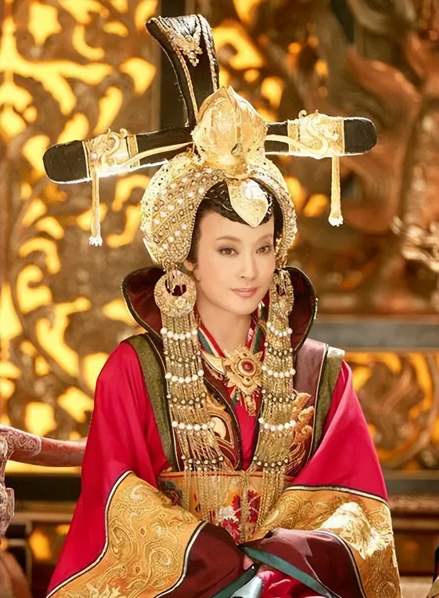 710年深夜,韦皇后正在睡大觉,25岁的李隆基冷不丁闯进来,韦皇后吓得火