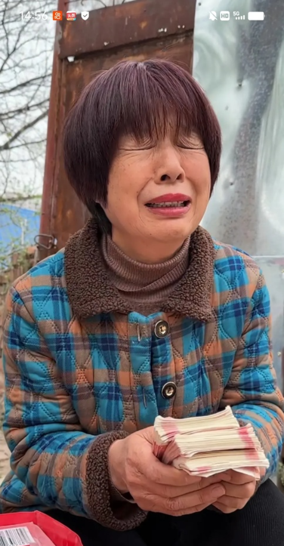 泪崩,姐弟俩因为拌嘴三年没来往,姐姐儿子结婚手头紧