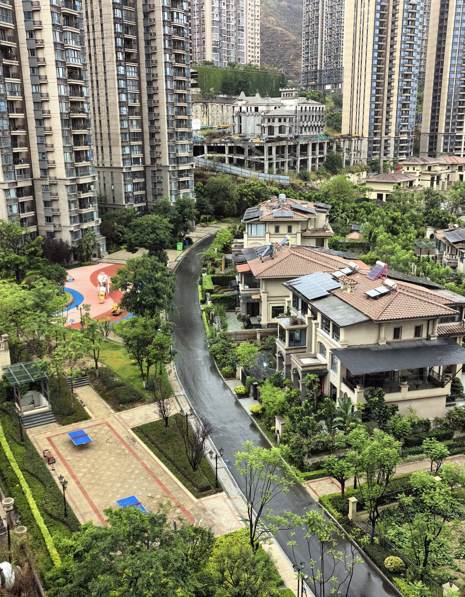 听本地人说,今年的雨来得早,下得多,还挺持久