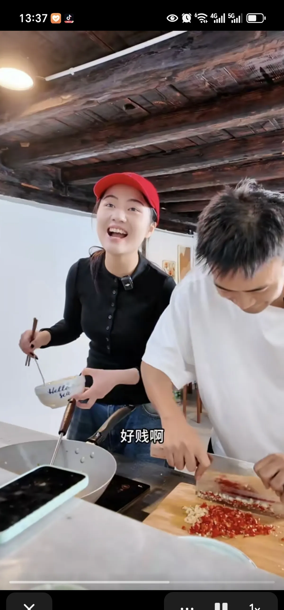 小娜跑过来问他们有没有姜,要借点. 小梦说没有了,都用完了