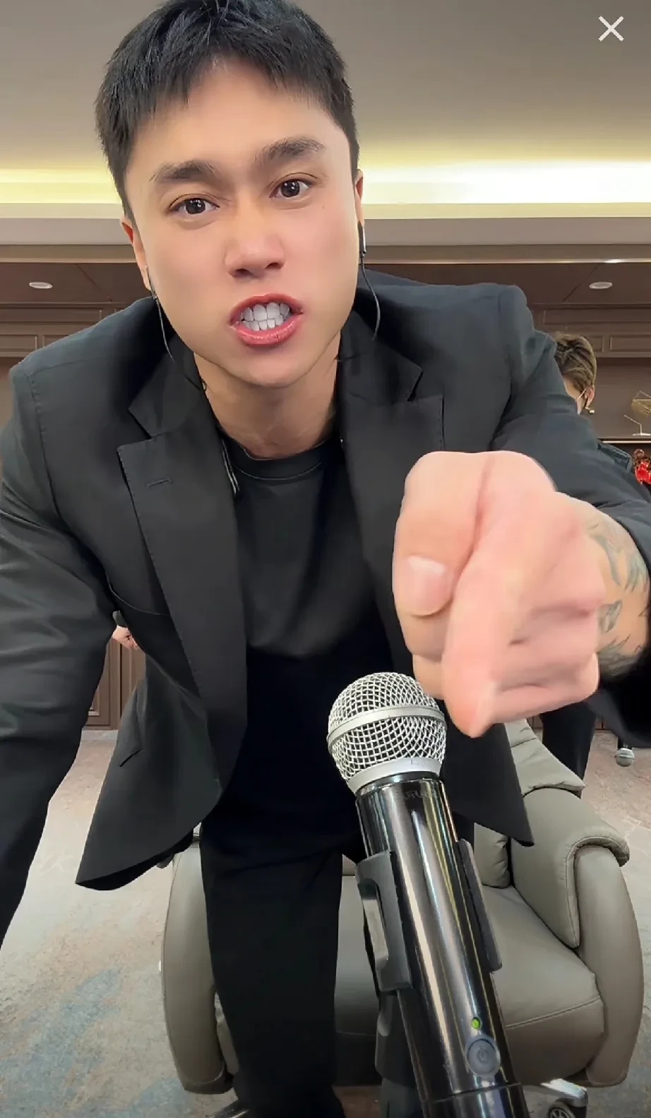 账号也不是他自己弄封的!是我要求封的,因为全是剧本,没一点正能量