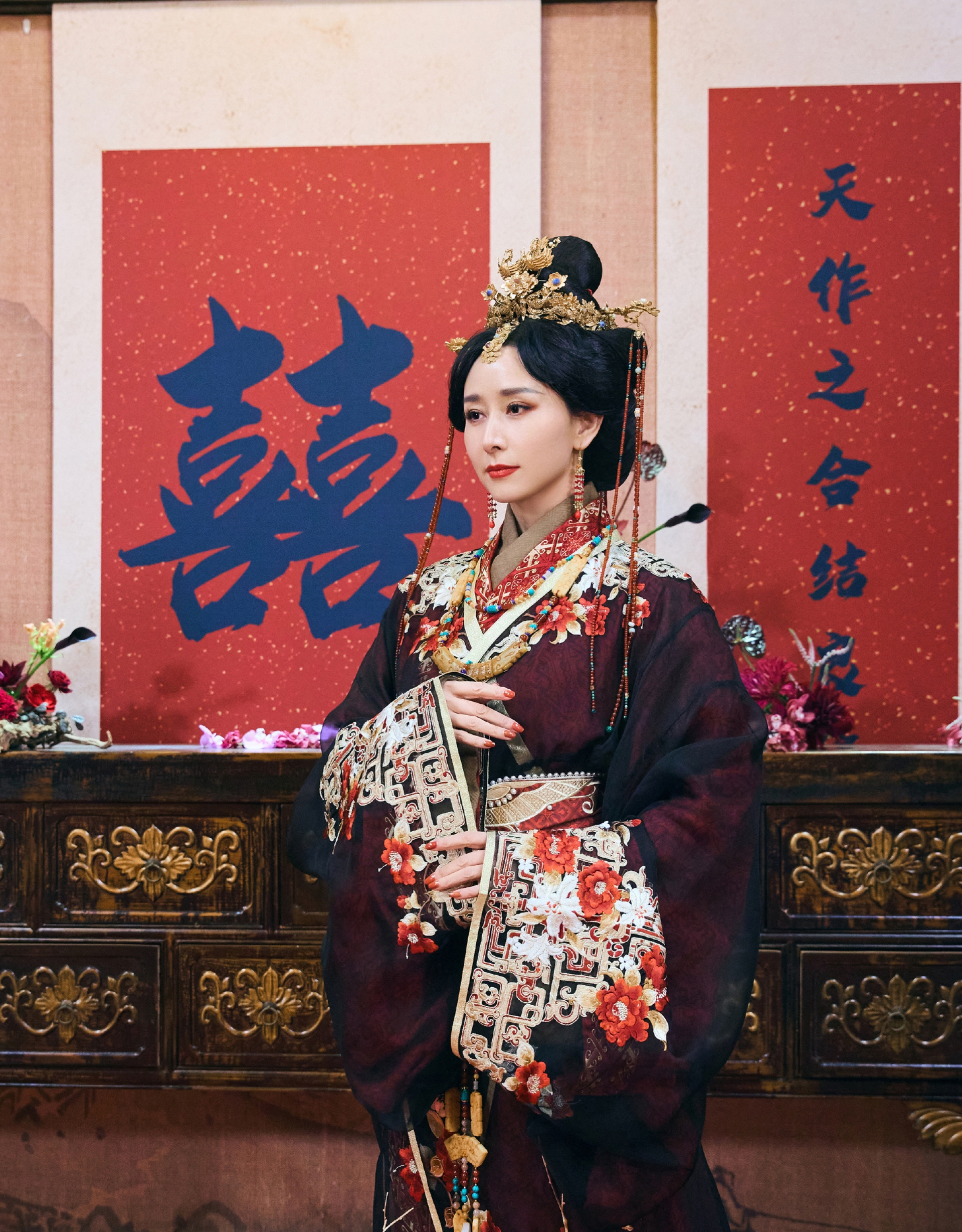 胡静一身优雅,端庄大气,眼神里全是自信