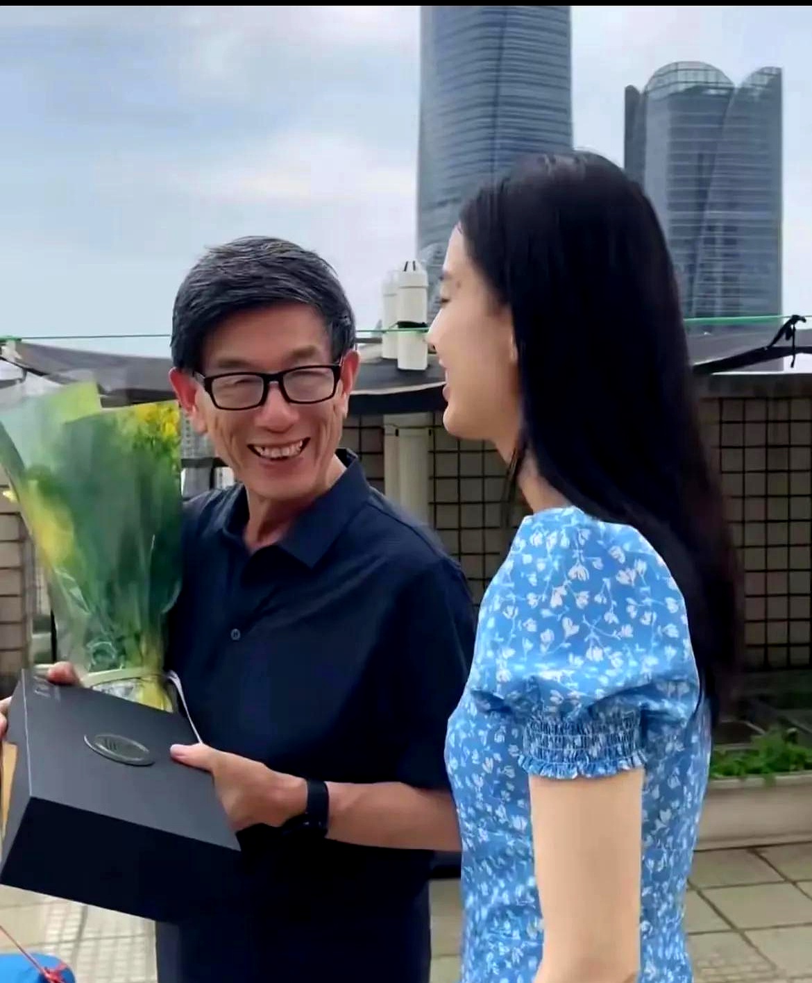 北京电影学院排练厅的旧空调嗡嗡作响,表演系的学生