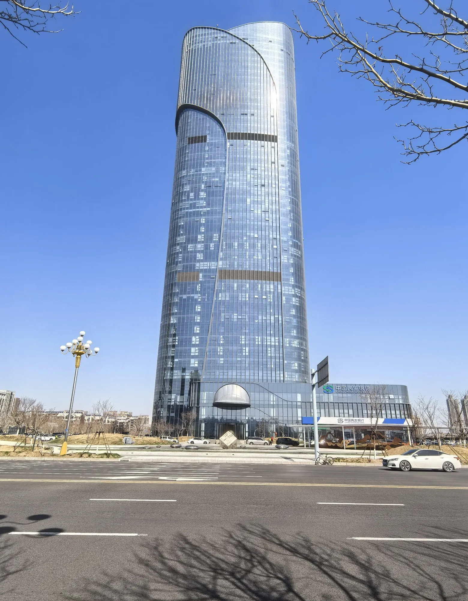 私家车越开越多,每天堵得跟铁罐头似的,他