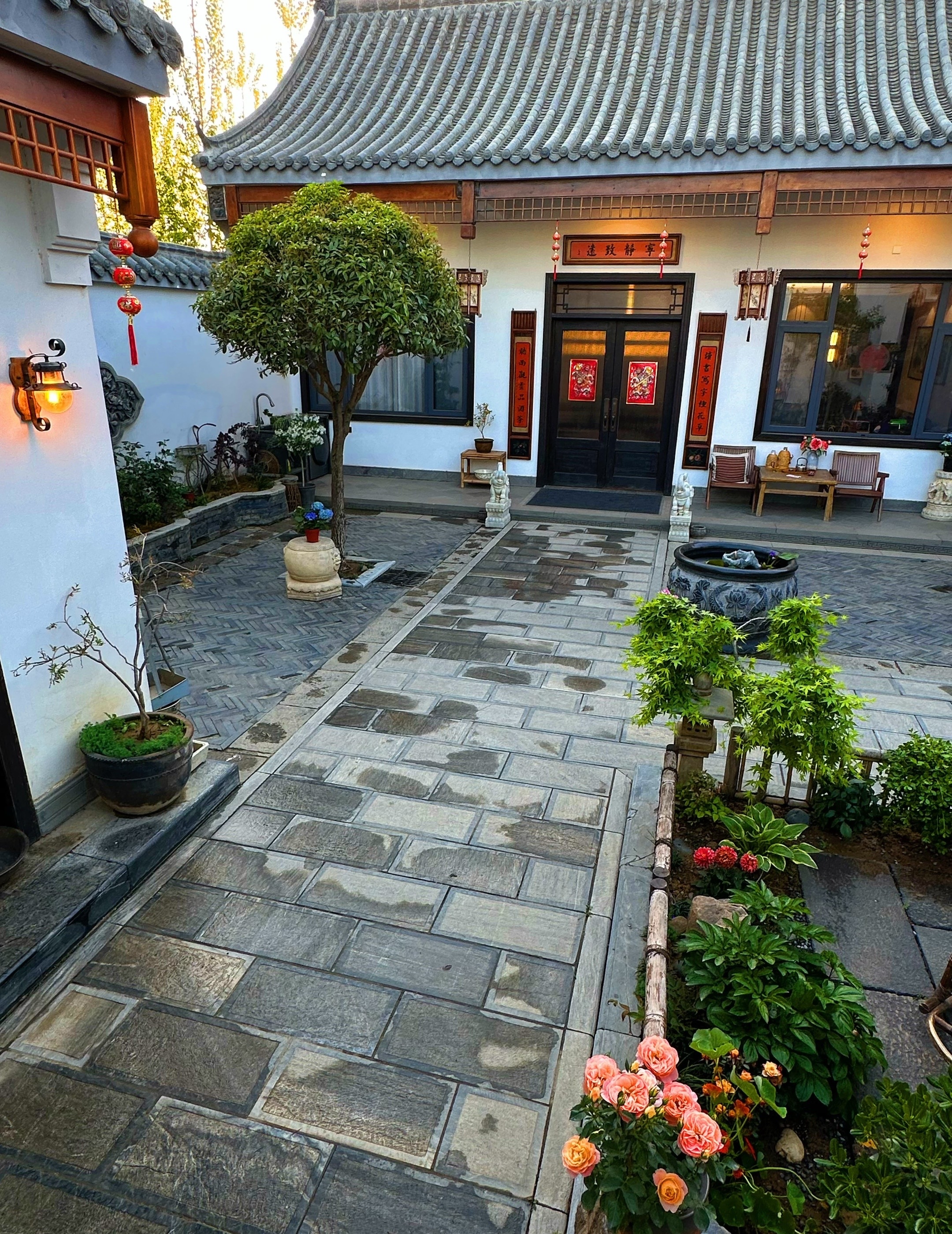 院子里摆着竹编躺椅,雨天能听瓦片叮咚响. 五年前拆了旧平房,自己