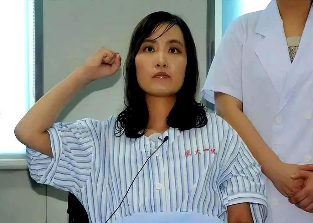 张丽莉,佳木斯第十九中学的老师,2012年为救学生被车撞,高位截肢,社会