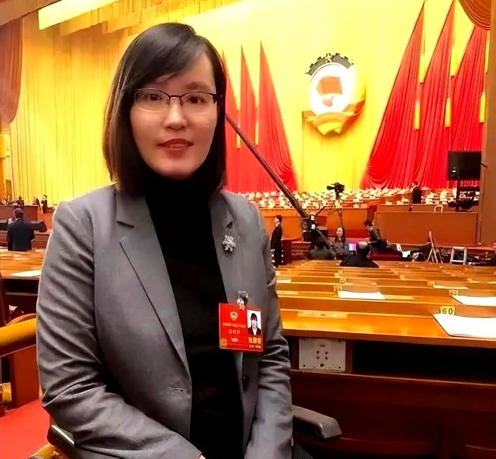张丽莉,佳木斯第十九中学的老师,2012年为救学生被车撞,高位截肢,社会