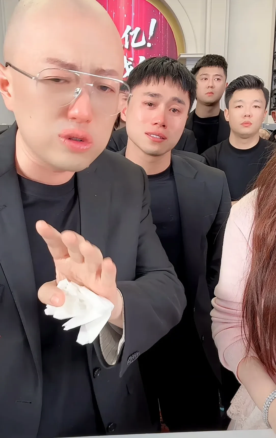 因为目标生意已经搞定,还超额完成了!以至于在直播间伽柏都感动得一把