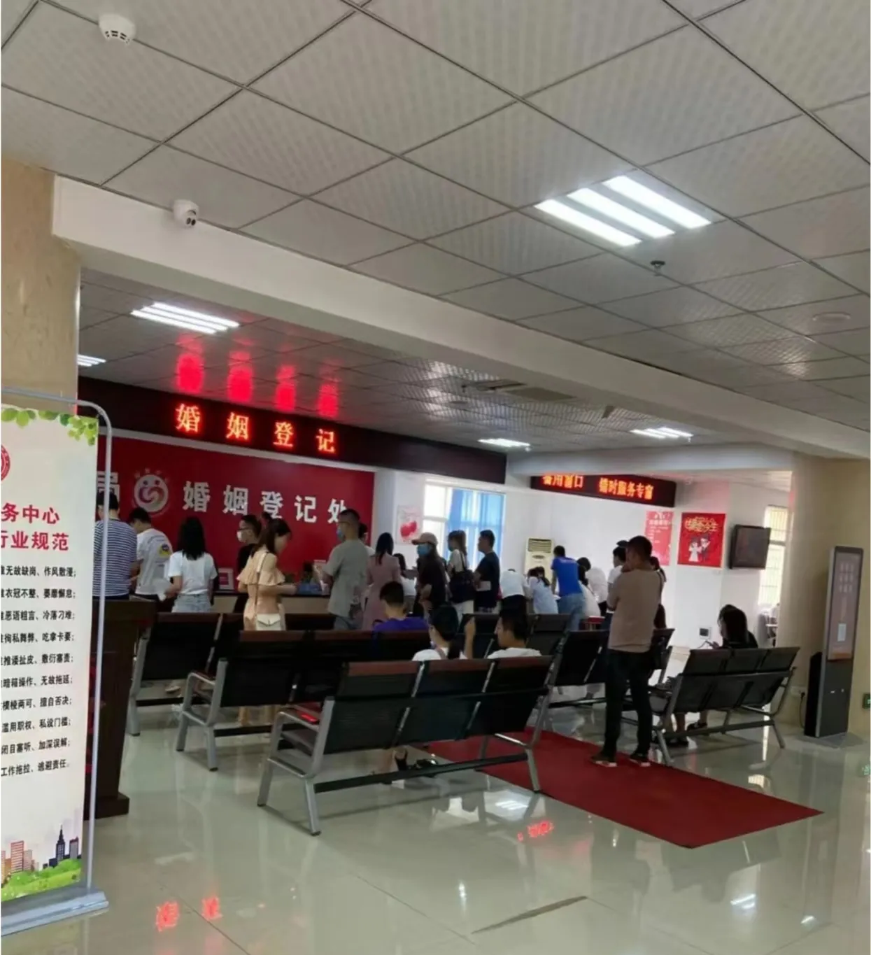 第二天一早,我把所有证件都收拾好去了民政局