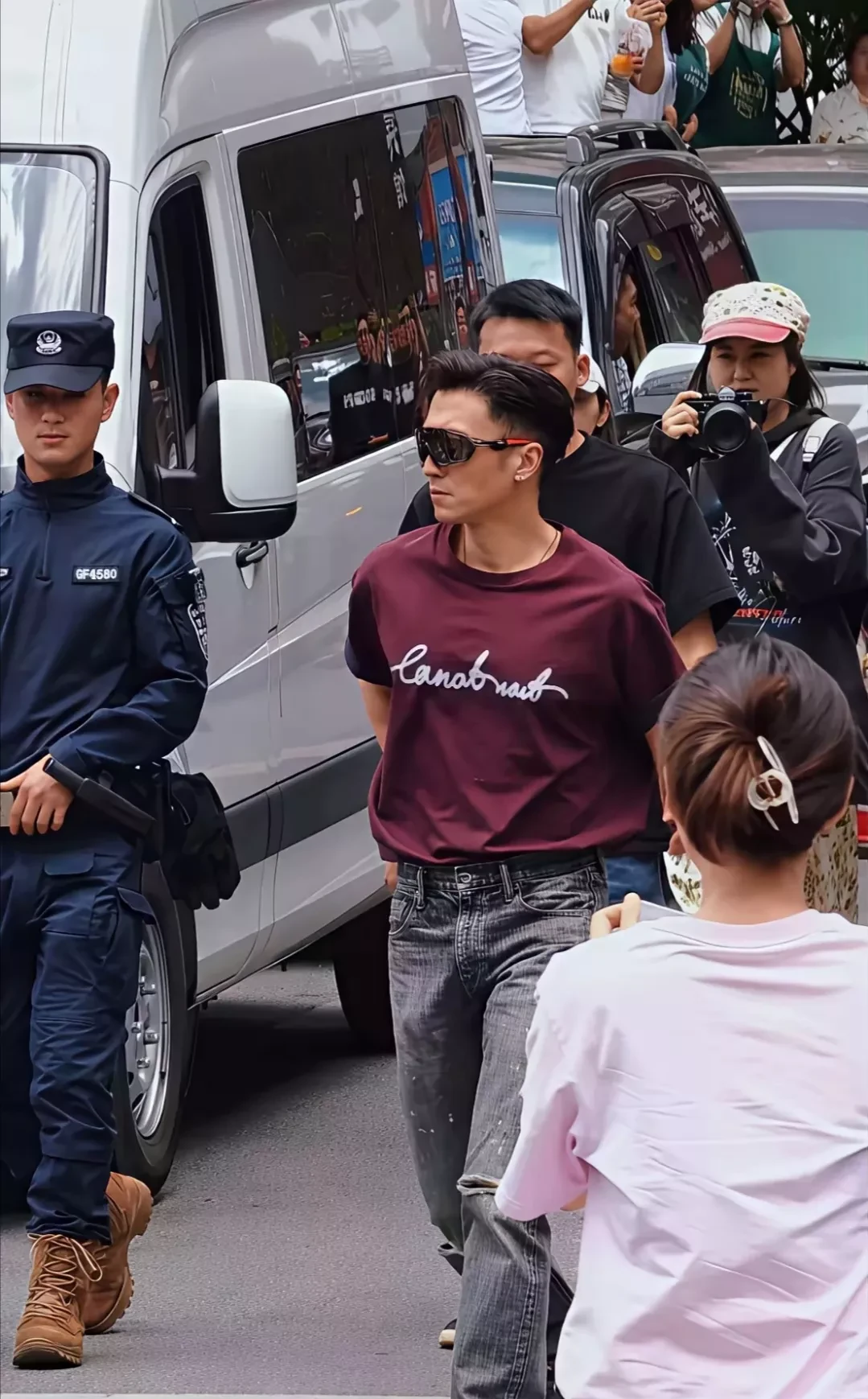 谢霆锋作为主角当然吸引了不少关注,但这位帅哥警员也很不简单,不仅