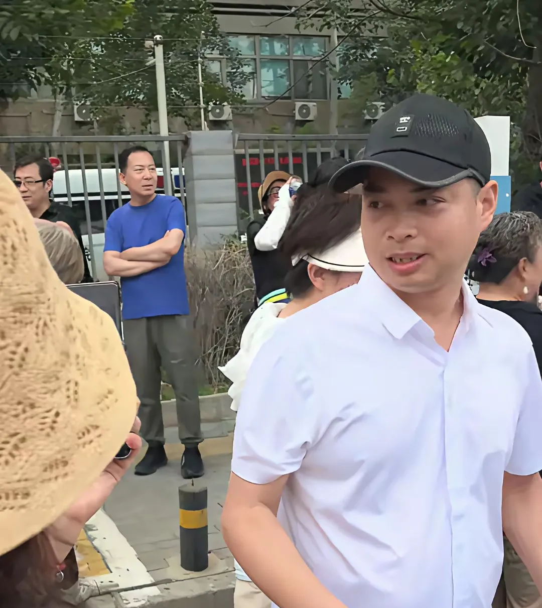 可是有些执着的网友,就是在等许姚家人和李律以及他身边人的信息